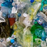 Plastik bliver brugt til computere – men hvordan laver man plastik?
