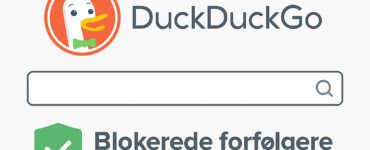 **Alt-tekst:** Skærmbillede af DuckDuckGo-søgemaskinens brugerflade i en browser med logoet øverst, en søgelinje og teksten "Blokerede forfølgere" samt et grønt skjoldikon, der symboliserer privatlivsbeskyttelse.