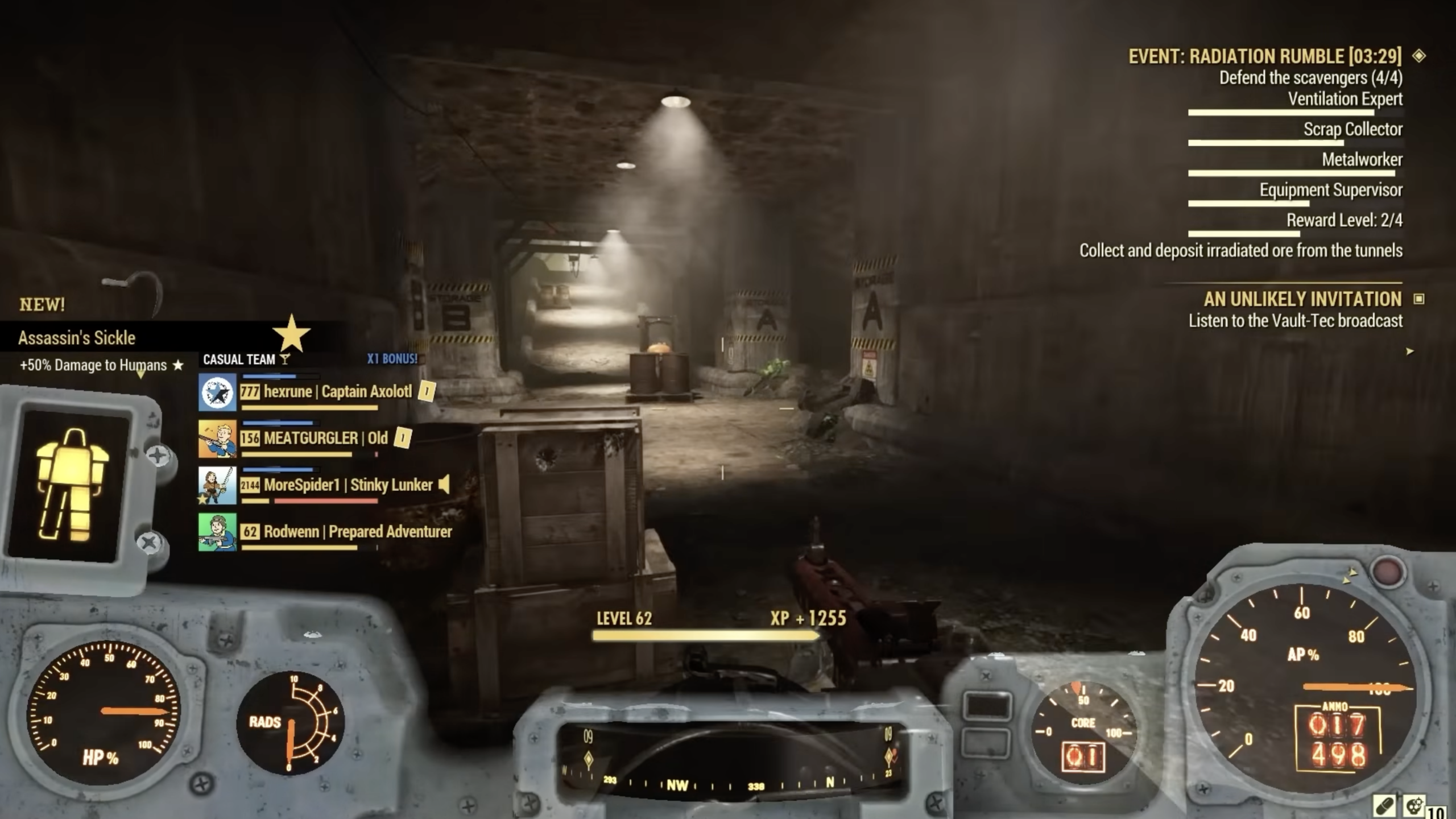 Fallout 76 -kuvakaappaus Radiation Rumble -tapahtumasta: power armor -HUD, kaivoskäytävä ja aktiivinen tehtäväteksti ruudulla