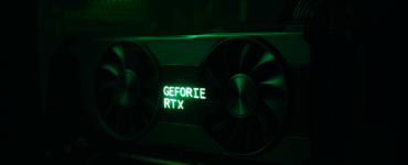 Nvidia GeForce Drivers - RTX grafikkort med grøn LED-belysning monteret i en gaming-PC, set i mørkt kabinet med fokus på blæsere og logo.