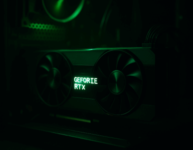 Nvidia GeForce Drivers - RTX grafikkort med grøn LED-belysning monteret i en gaming-PC, set i mørkt kabinet med fokus på blæsere og logo.