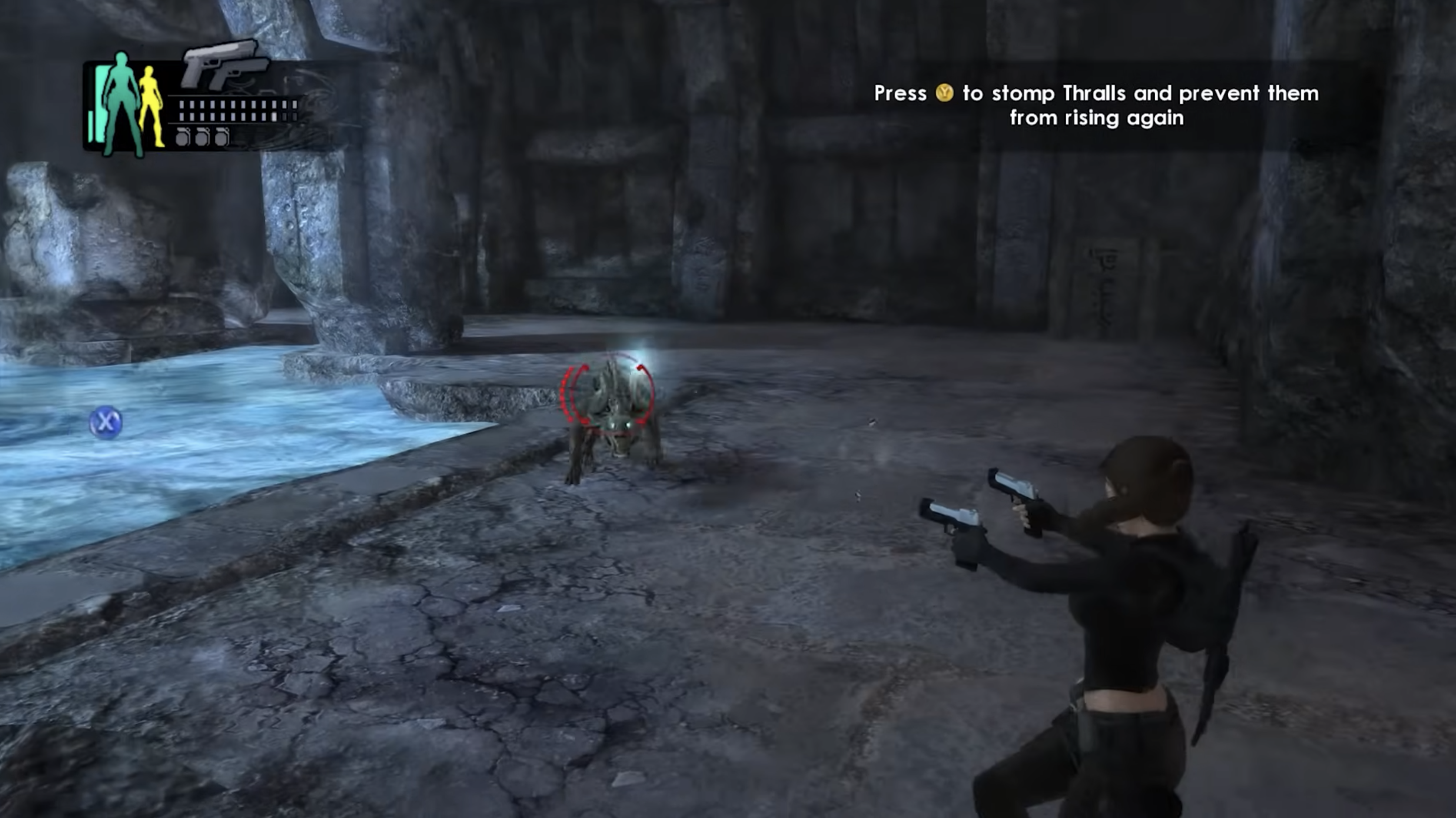 Lara Croft im Kampf gegen einen Gegner in Tomb Raider: Underworld, während der Spieler Pistolen in einer nordischen Ruine mit Eis- und Steinumgebung einsetzt.