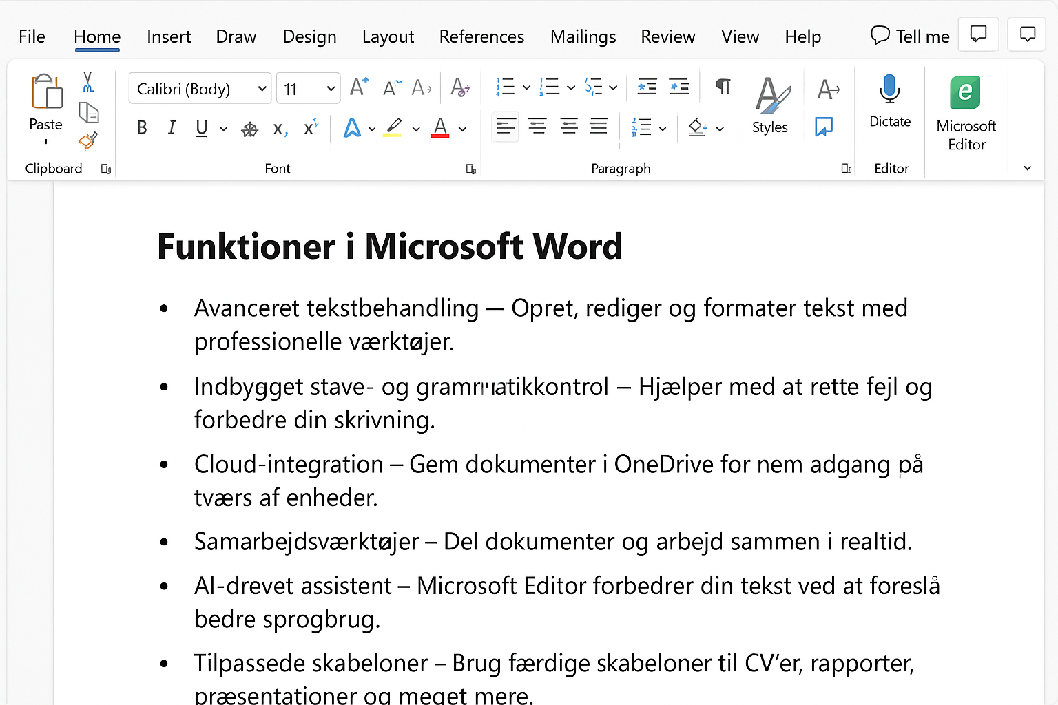 Skærmbillede af Microsoft Word med fanen "Hjem" åben. Dokumentet viser en punktopstillet liste med funktioner som tekstbehandling, stavekontrol, cloud-integration, samarbejdsværktøjer, AI-assistent og tilpassede skabeloner.
