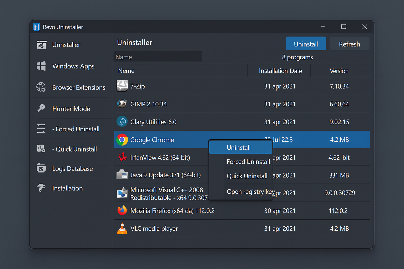 Skærmbillede af Revo Uninstaller med mørkt tema, hvor fanen "Uninstaller" er aktiv. Google Chrome er markeret i programlisten, og en kontekstmenu viser mulighederne "Uninstall", "Forced Uninstall", "Quick Uninstall" og "Open registry key".