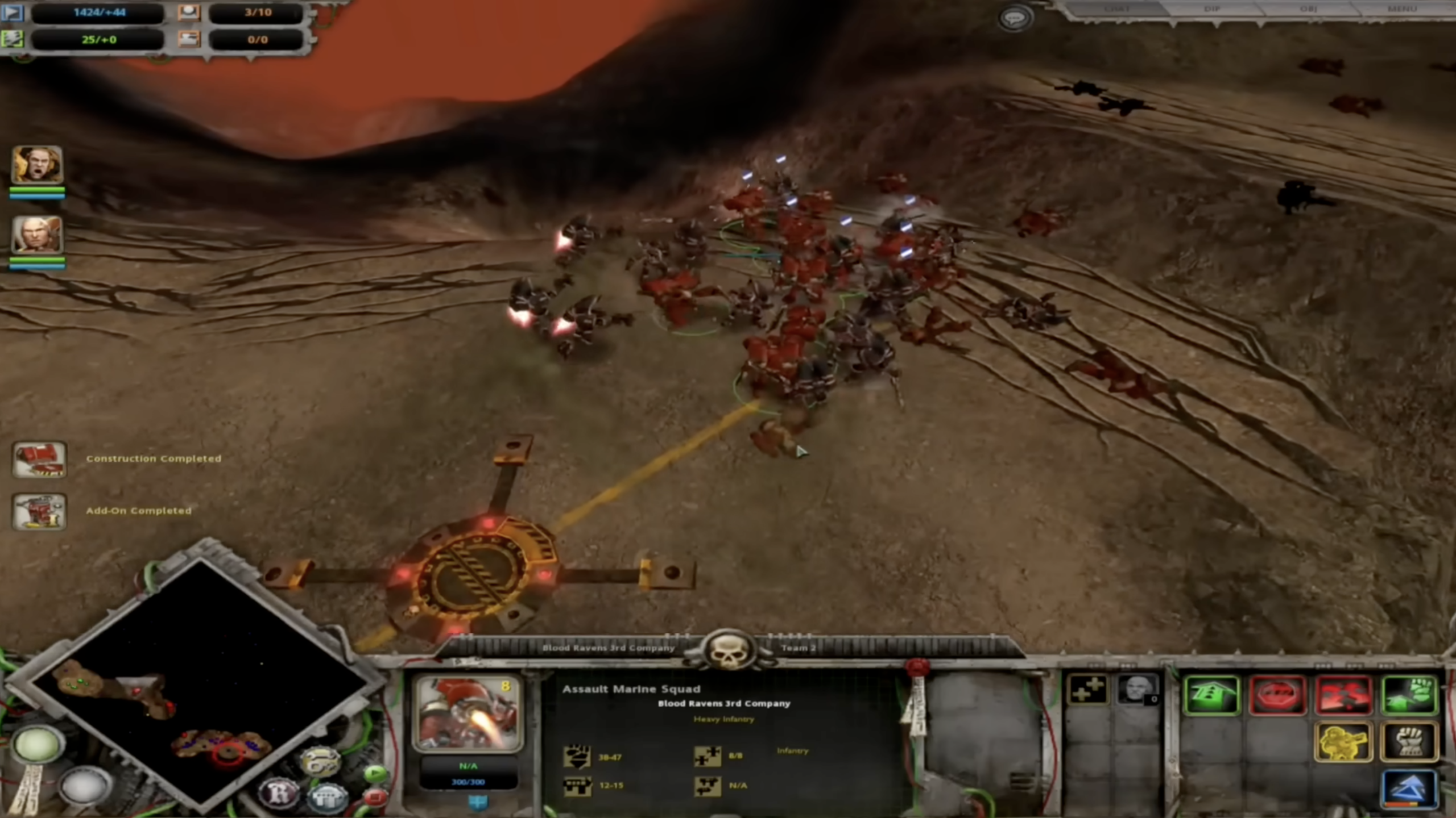 Warhammer 40,000: Dawn of War-Gameplay mit Space Marines im Kampf gegen feindliche Truppen auf einem düsteren Schlachtfeld.