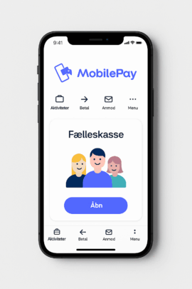Smartphone med MobilePay-appens startskærm, der viser funktionen "Fælleskasse" med tre figurer og en blå "Åbn"-knap på en lys baggrund.