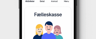 Smartphone med MobilePay-appens startskærm, der viser funktionen "Fælleskasse" med tre figurer og en blå "Åbn"-knap på en lys baggrund.