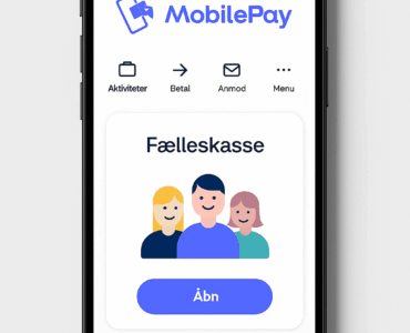 Smartphone med MobilePay-appens startskærm, der viser funktionen "Fælleskasse" med tre figurer og en blå "Åbn"-knap på en lys baggrund.