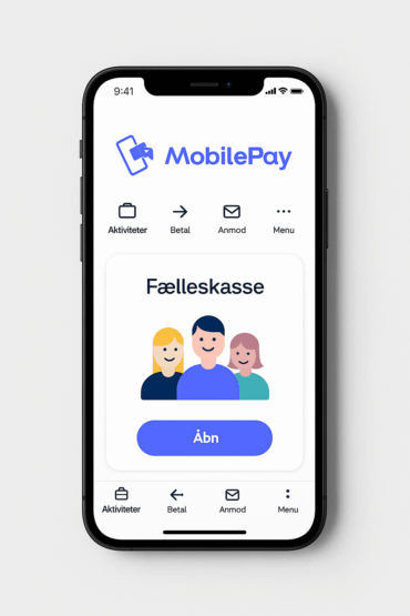Smartphone med MobilePay-appens startskærm, der viser funktionen "Fælleskasse" med tre figurer og en blå "Åbn"-knap på en lys baggrund.
