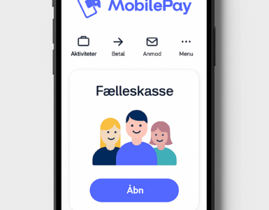 Smartphone med MobilePay-appens startskærm, der viser funktionen "Fælleskasse" med tre figurer og en blå "Åbn"-knap på en lys baggrund.