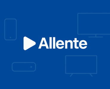 Topbillede i Allentes blå og hvide farver med moderne, minimalistisk design, der symboliserer streaming på tværs af enheder som tv, computer og mobil.